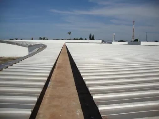Cobertura industrial pós-retrofit — calha central