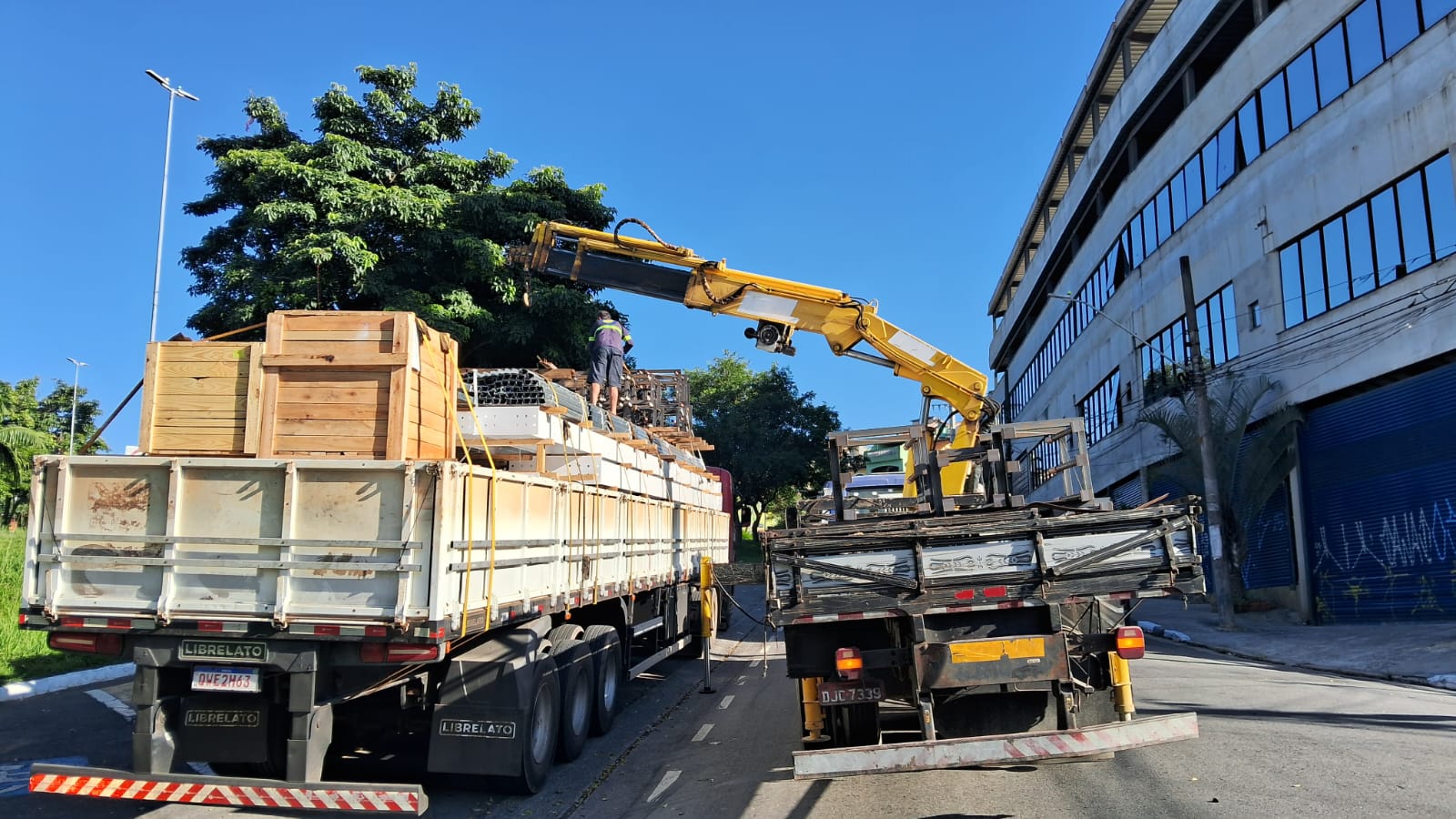 CF Engenharia — Descarga com munck em obra