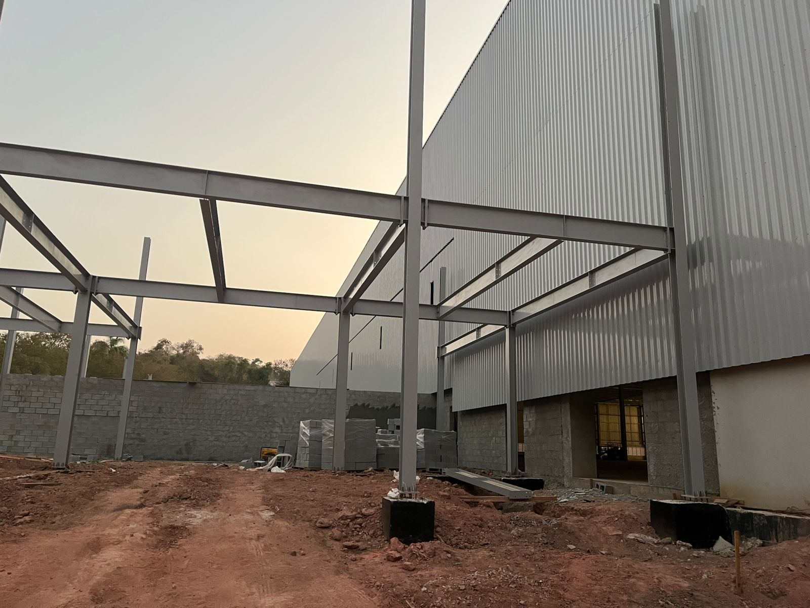 CF Engenharia — Galpão em fase de fechamento SP