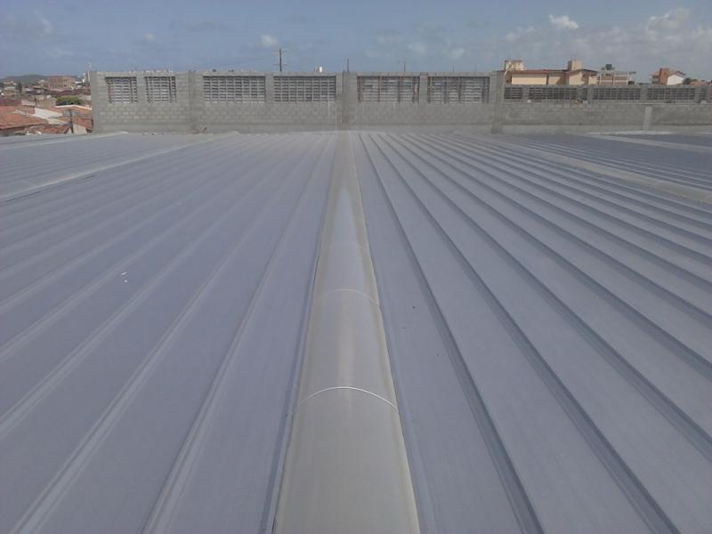 Cobertura industrial pós-retrofit — vista panorâmica