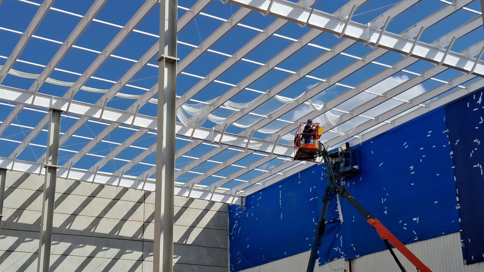 CF Engenharia — Cobertura sendo montada SP
